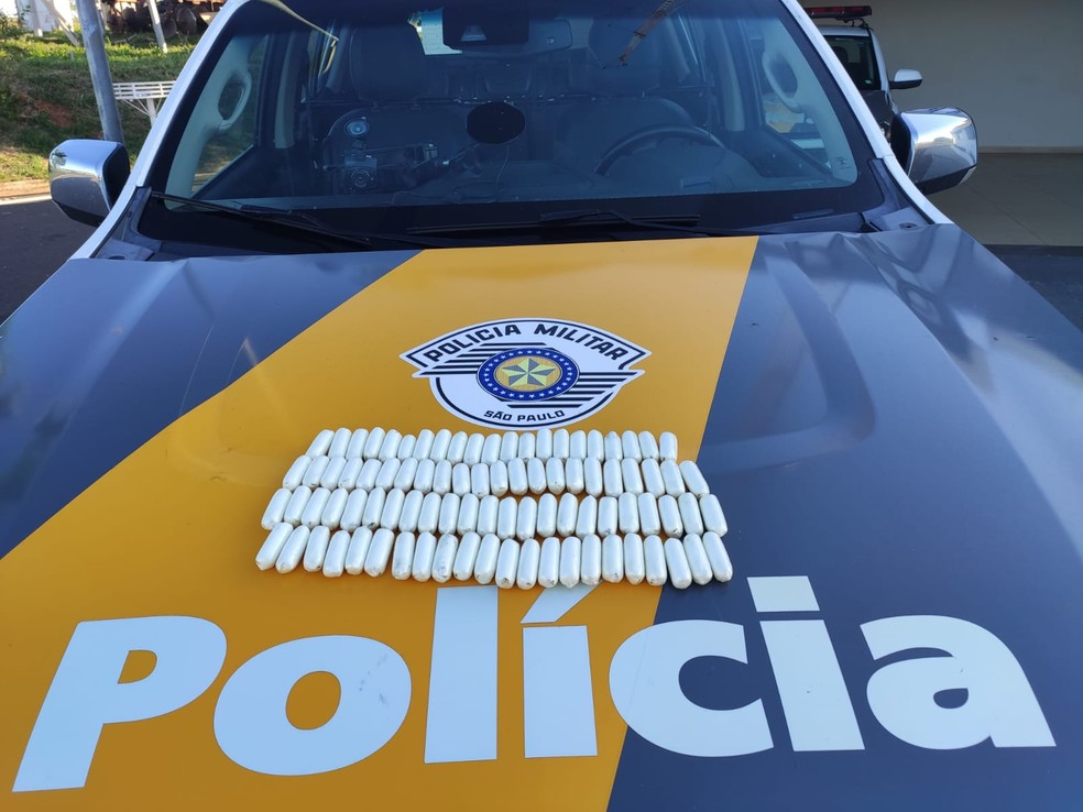 Fiscalização apreende cápsulas de cocaína escondidas em mochila de passageiro de ônibus na SP-270