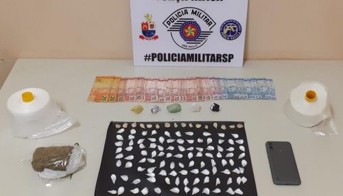 Em liberdade condicional, homem tenta fugir ao ser flagrado com drogas em telhado e janela de banheiro