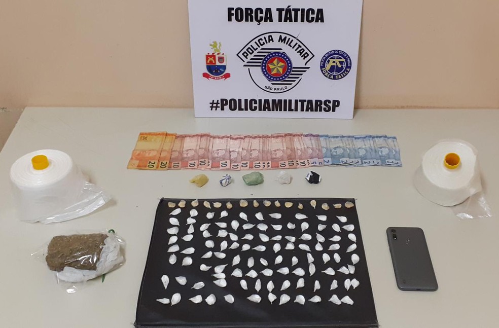 Em liberdade condicional, homem tenta fugir ao ser flagrado com drogas em telhado e janela de banheiro