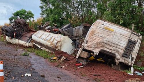 Caminhão com cerca de 35 mil litros de óleo diesel bate em barranco e tomba em rodovia