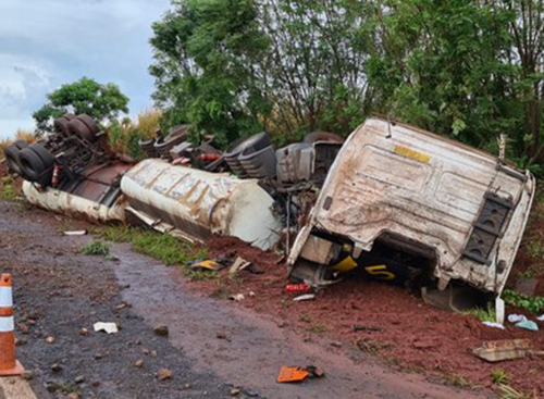 Caminhão com cerca de 35 mil litros de óleo diesel bate em barranco e tomba em rodovia