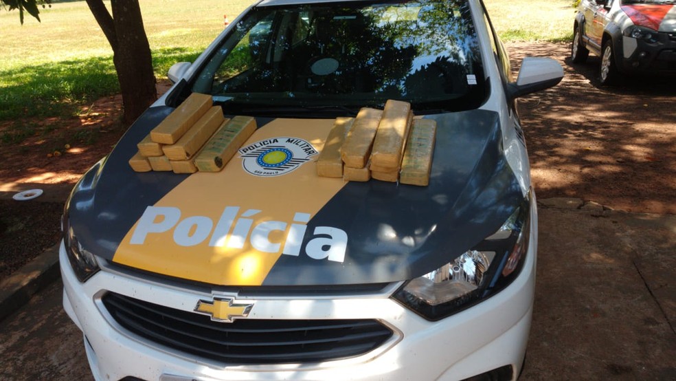 Polícia Rodoviária localiza fardo com 14 tabletes de maconha abandonado às margens de rodovia