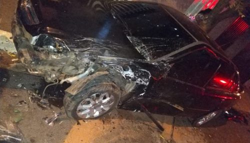 Motorista perde controle da direção, bate com o carro em veículo estacionado e atinge pedestre na calçada