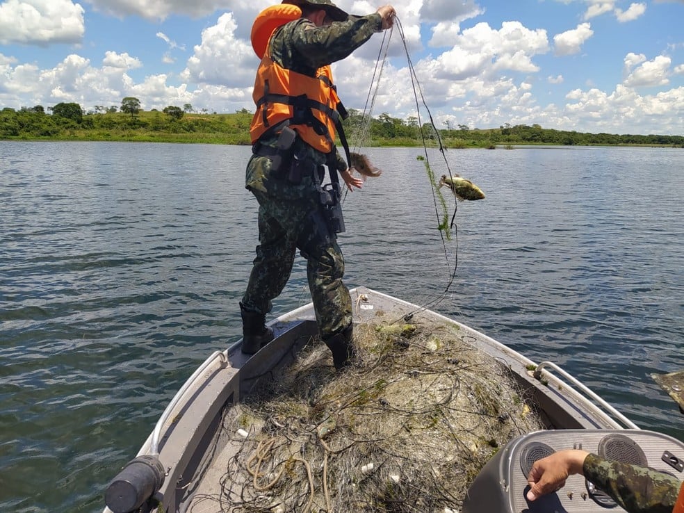 Polícia Ambiental apreende mais de 2 mil metros de redes de pesca armadas irregularmente no Rio Paraná