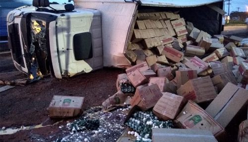 Motorista sai sem ferimentos de tombamento de caminhão em Bastos