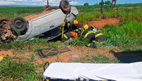 Homem morre em acidente em rodovia da região, após carro capotar e vítima ser arremessada