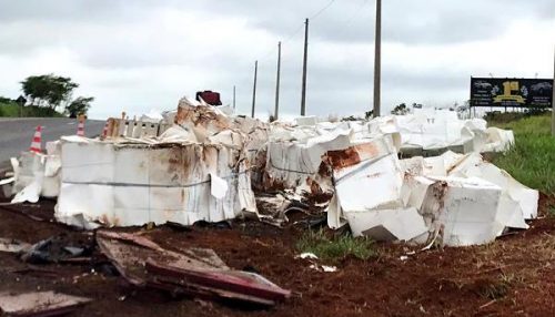 SP-294: Tampa se abre e bitrem espalha carga de celulose no acostamento