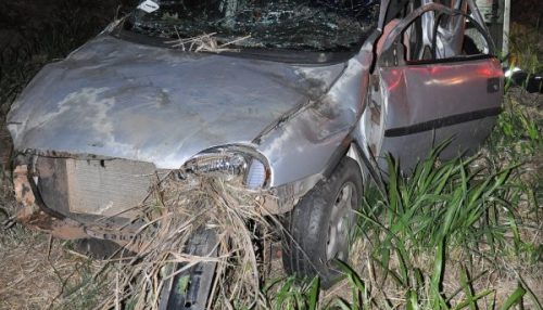 Capotamento deixa pedreiro de 61 anos ferido e carro destruído na SP-294 em Florida Paulista