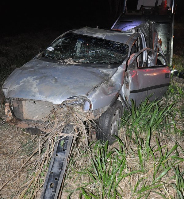 Capotamento deixa pedreiro de 61 anos ferido e carro destruído na SP-294 em Florida Paulista