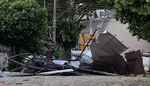 Chuva e ventos fortes causam vários estragos em Lucélia na noite desta sexta feira (18)