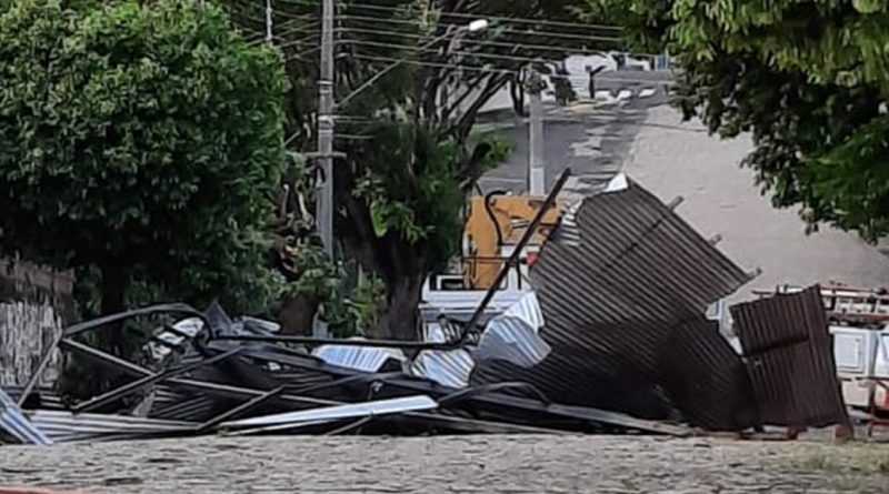 Chuva e ventos fortes causam vários estragos em Lucélia na noite desta sexta feira (18)