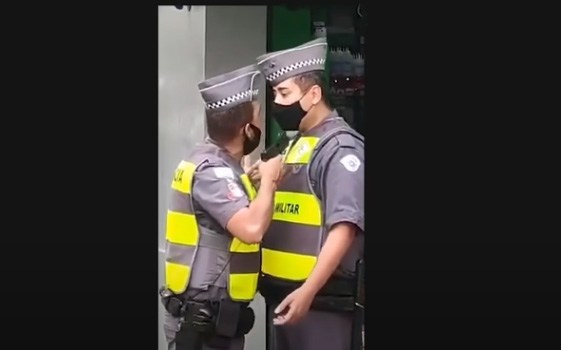 PMs brigam no centro de SP; policial apontou arma para o rosto do colega