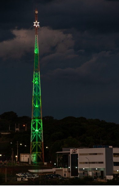 Maior árvore de Natal de Bauru pode ser vista a 5 km