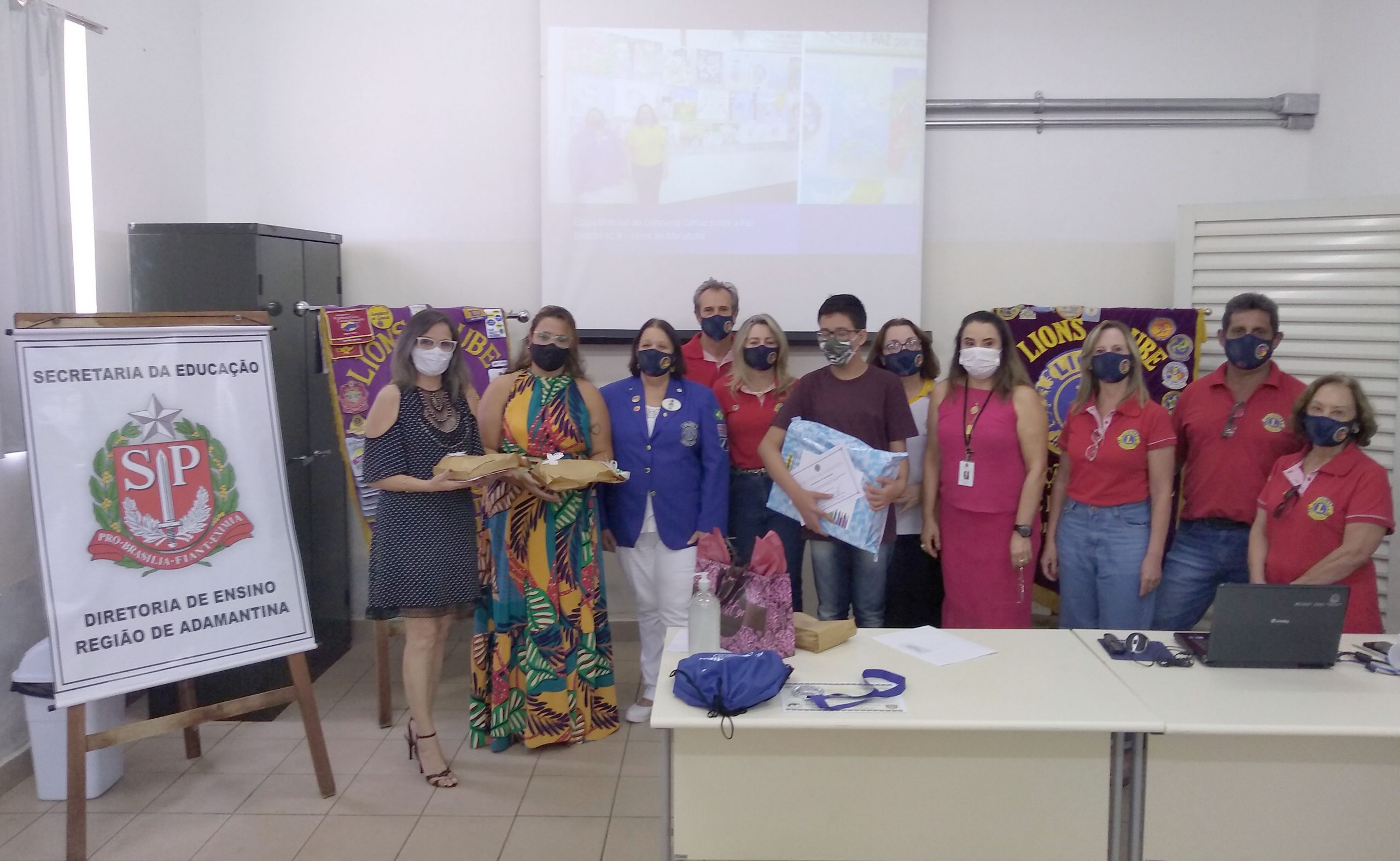 Vencedor da fase distrital do Concurso sobre a Paz do Lions recebe notebook como prêmio