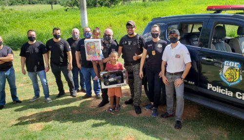 Polícia Civil entrega presentes e tira foto com criança que escreveu cartinha para Papai Noel em Dracena.