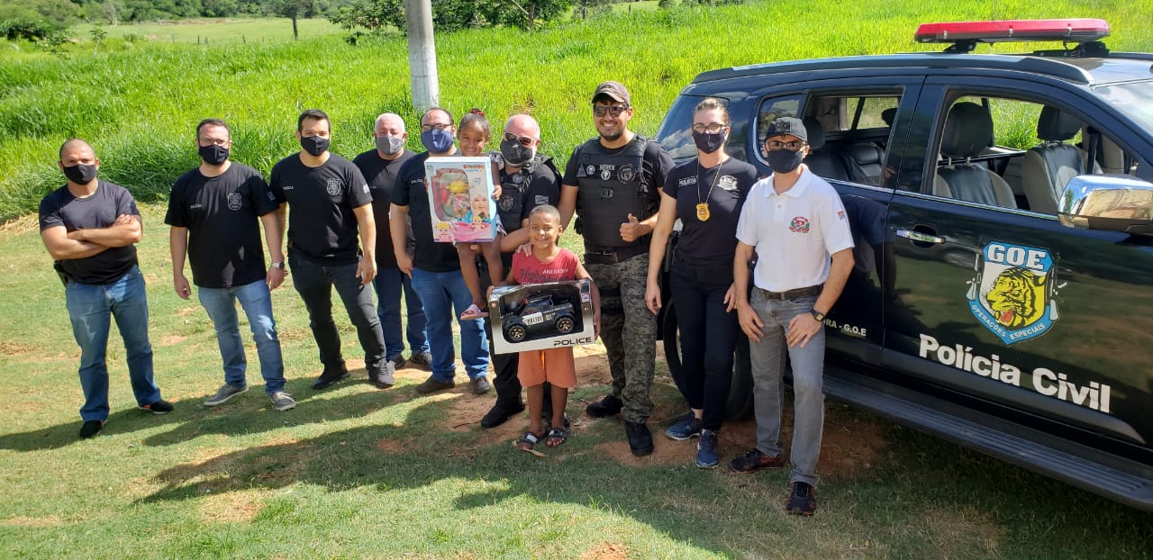 Polícia Civil entrega presentes e tira foto com criança que escreveu cartinha para Papai Noel em Dracena.