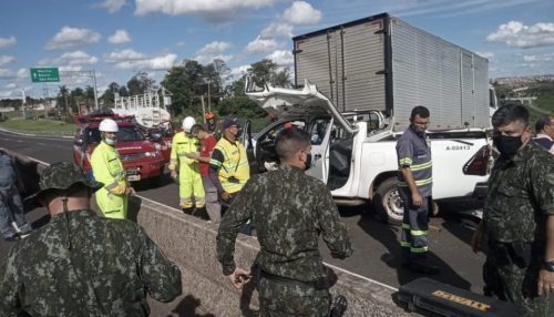 Acidente com viatura deixa policiais presos nas ferragens