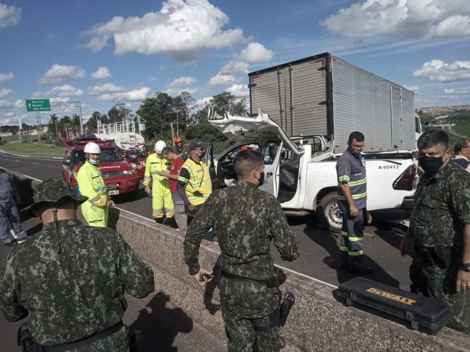 Acidente com viatura deixa policiais presos nas ferragens