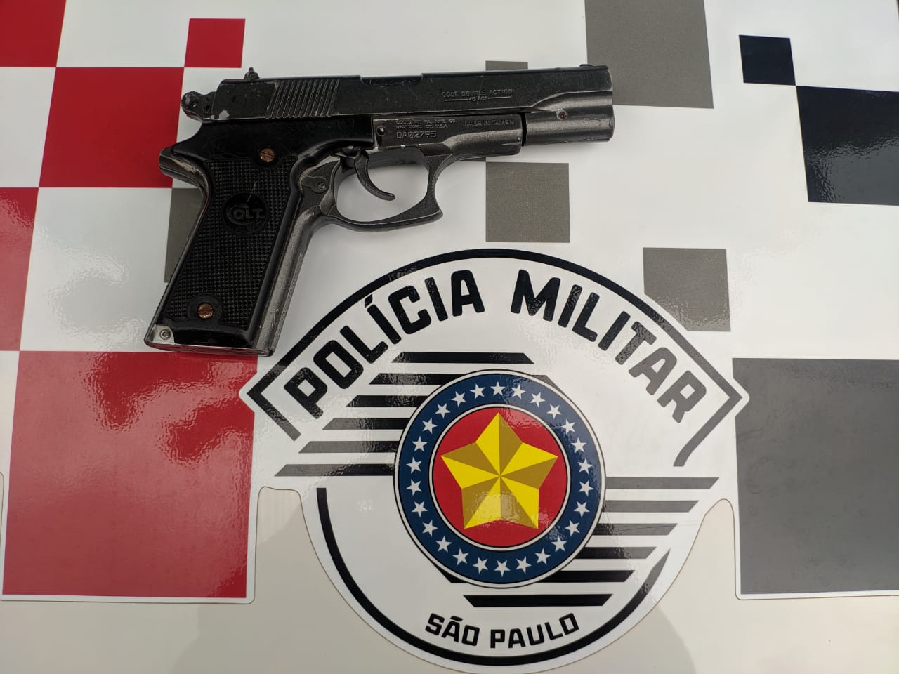 Tentativa de furto e apreensão de um simulacro de arma de fogo em Dracena