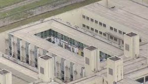 Bolsonaro assina indulto de Natal e repete perdão da pena a policiais condenados por crimes culposos