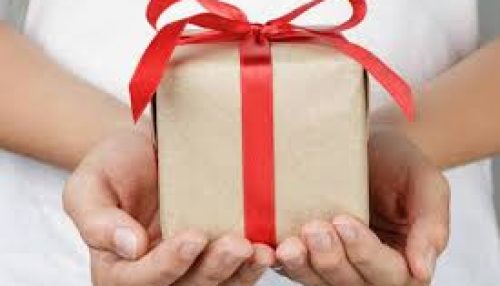 Saiba seus direitos sobre troca antes de comprar presentes de Natal