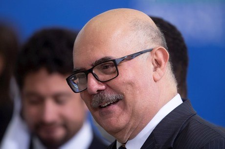 MEC volta atrás e revoga portaria das aulas presenciais