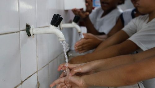 Mais de 20% das crianças estudam em escolas sem saneamento básico