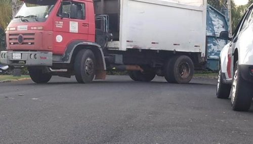 Coletor fica ferido após ser prensado por caminhão de lixo