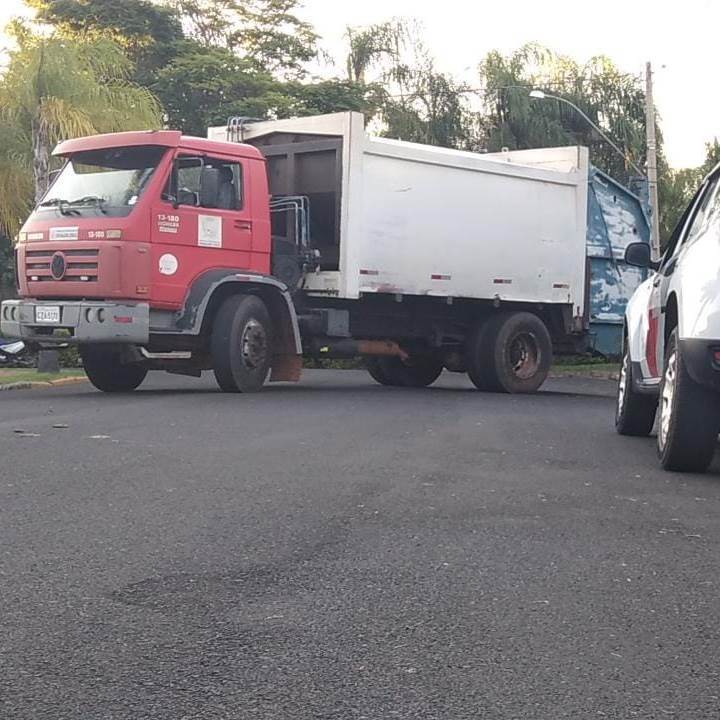 Coletor fica ferido após ser prensado por caminhão de lixo