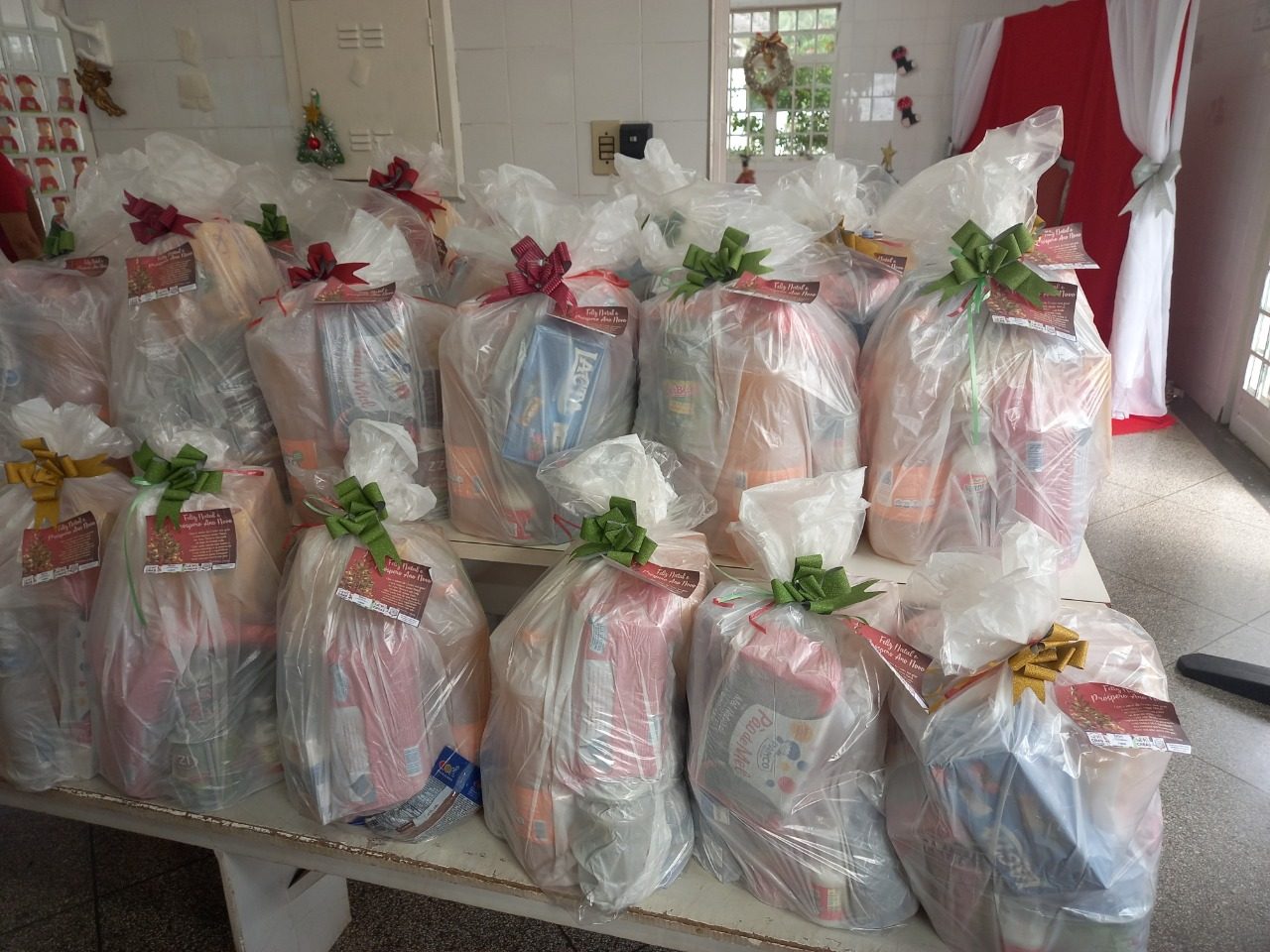 CRAS, Projeto ASA e CREAS realizam entrega de Kit Natalino para as famílias atendidas