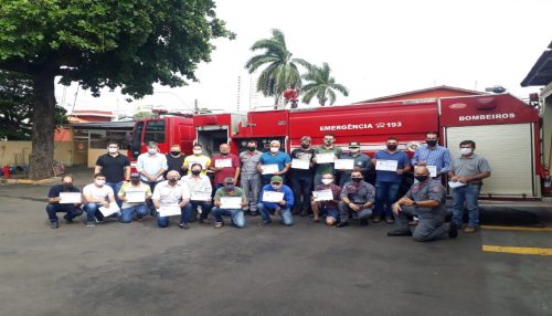 Pelotão de Bombeiros de Adamantina realiza homenagem a funcionários da prefeitura