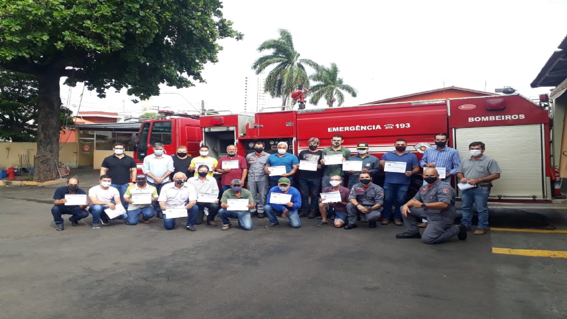Pelotão de Bombeiros de Adamantina realiza homenagem a funcionários da prefeitura