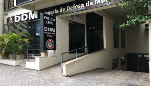 Mulher acorda com homem sobre seu corpo no quintal de sua casa e suspeito é preso por tentativa de estupro de vulnerável