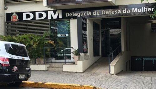 Mulher é encontrada morta em casa e ex-marido é suspeito de feminicídio