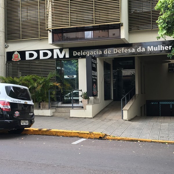 Mulher é encontrada morta em casa e ex-marido é suspeito de feminicídio