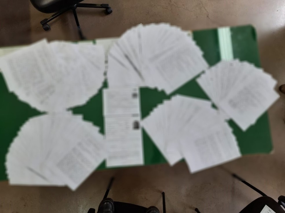 Mulher é presa em Junqueirópolis, por associação criminosa e portando mais de 60 folhas com anotações de facção criminosa