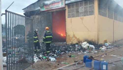 Incêndio em barracão de reciclagem mobiliza o Corpo de Bombeiros em Pirapozinho