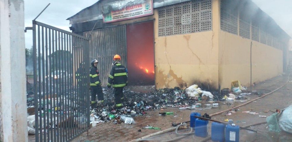 Incêndio em barracão de reciclagem mobiliza o Corpo de Bombeiros em Pirapozinho