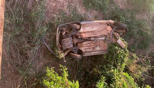 Motorista perde controle da direção e carro cai de ponte de 10 metros de altura