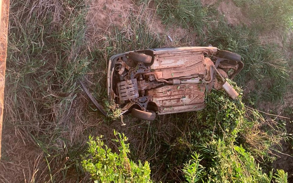 Motorista perde controle da direção e carro cai de ponte de 10 metros de altura