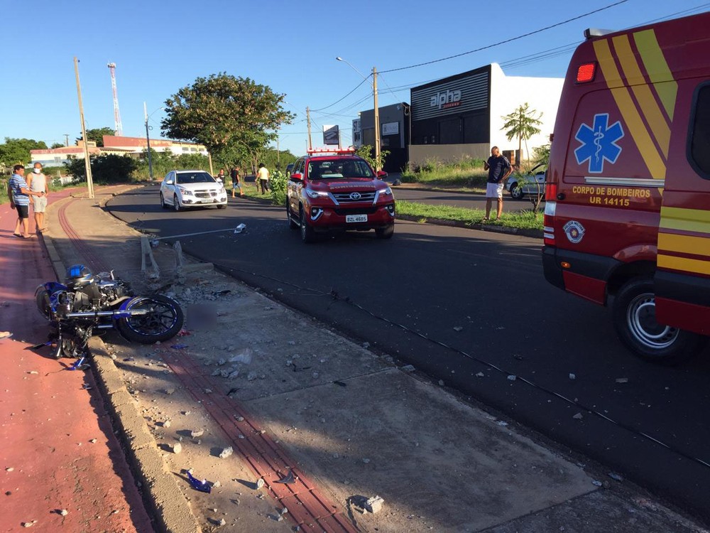 Motociclista é socorrido inconsciente após bater em poste em Presidente Prudente