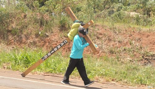 Romeiro carrega cruz de madeira em viagem a pé de quase 800km para Aparecida e recebe apoio na região de Presidente Prudente