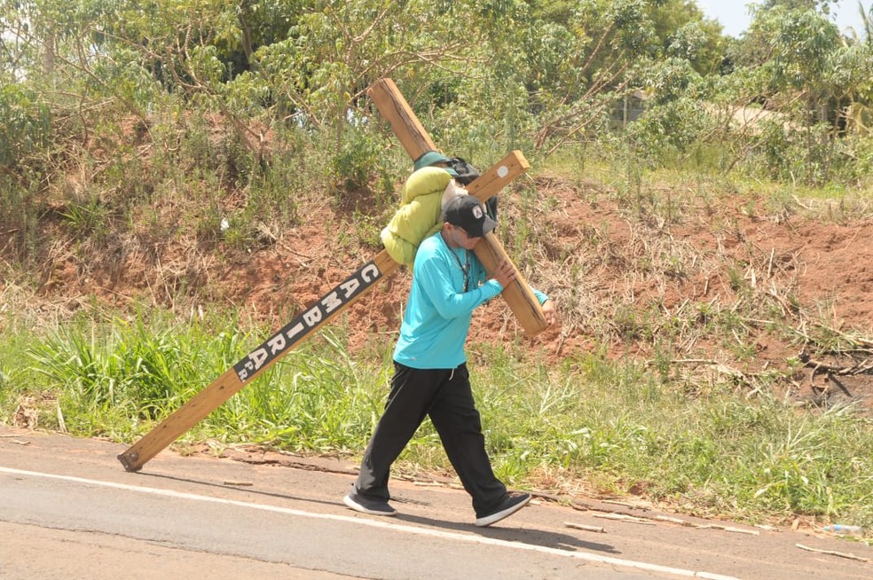 Romeiro carrega cruz de madeira em viagem a pé de quase 800km para Aparecida e recebe apoio na região de Presidente Prudente