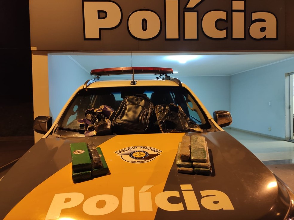 Fiscalização apreende maconha escondida em ônibus e jovem acaba presa por tráfico em Presidente Venceslau