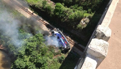 Ônibus cai de viaduto na BR-381 em João Monlevade; segundo bombeiros, há 17 mortos