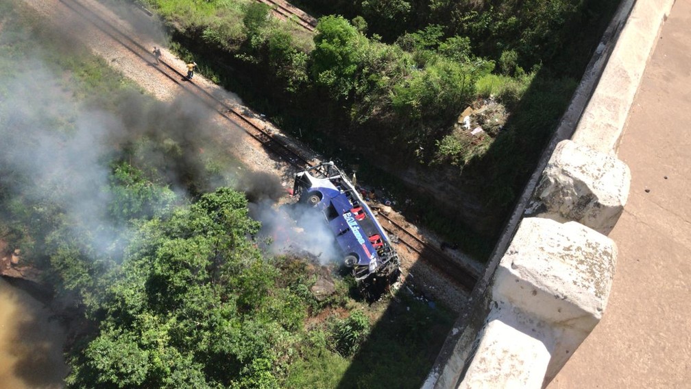 Ônibus cai de viaduto na BR-381 em João Monlevade; segundo bombeiros, há 17 mortos