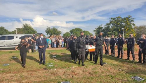 Salva de tiros marca homenagens em sepultamento de policial civil assassinado pelo parceiro de trabalho