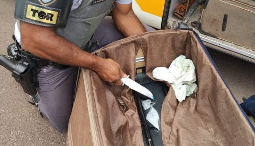 Boliviano é preso com quase 3 quilos de cocaína em fundo falso de mala