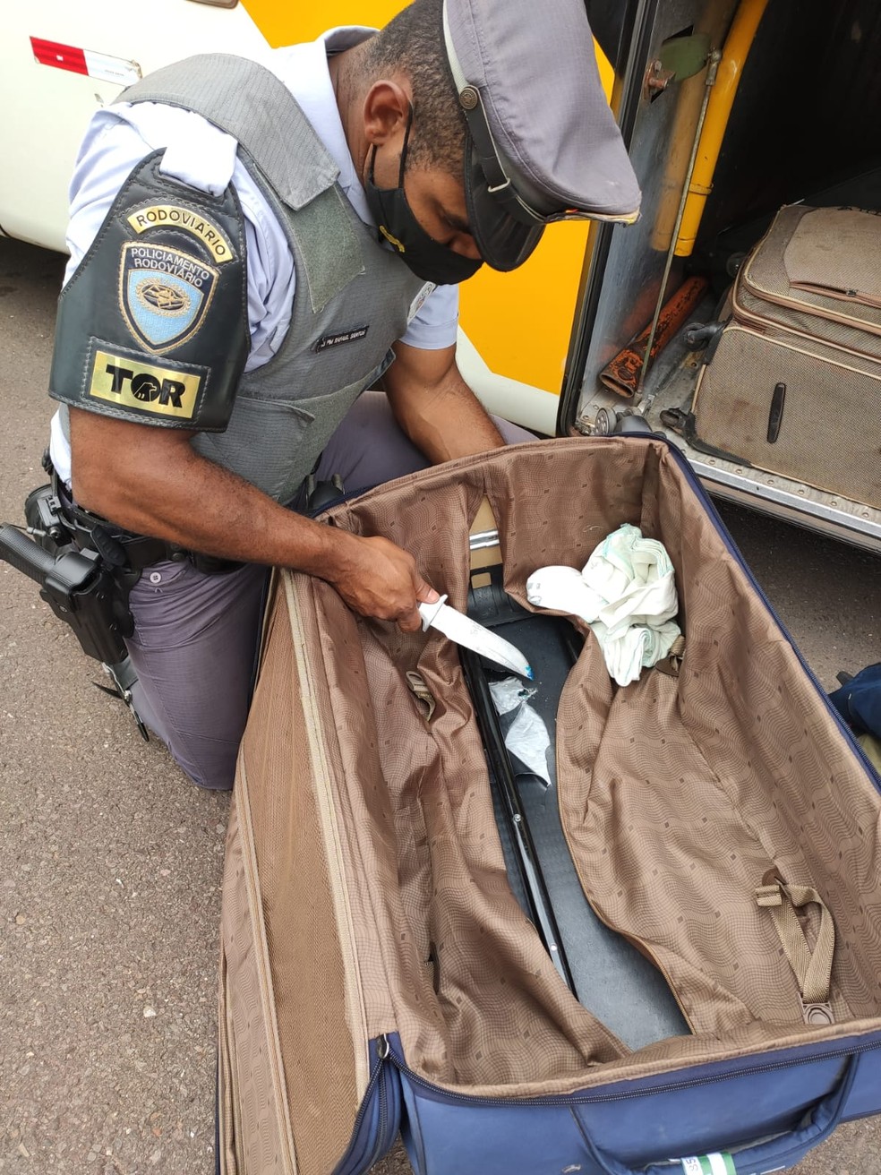 Boliviano é preso com quase 3 quilos de cocaína em fundo falso de mala