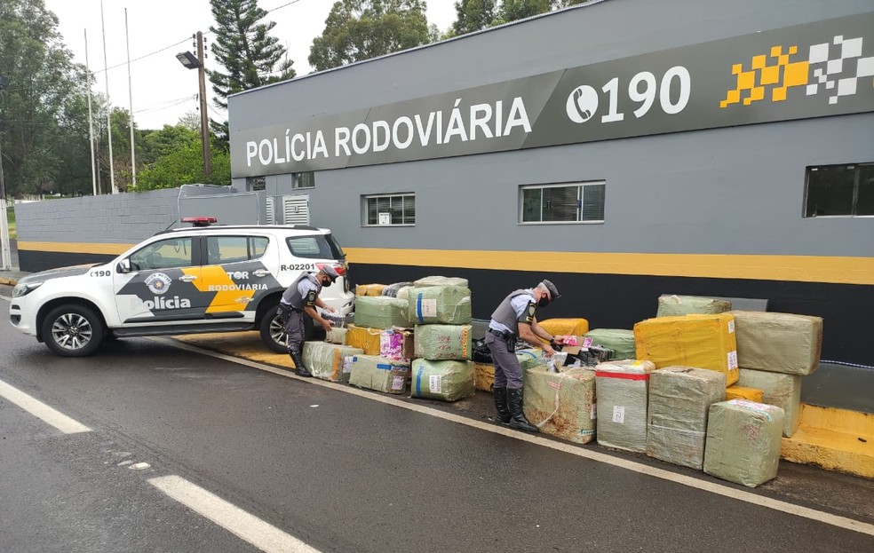 Polícia Rodoviária apreende cerca de 10 mil óculos e 2 mil essências de narguilé sem nota fiscal